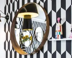 Vue du lobby de l’hôtel Augustin 3 étoiles à Paris, où des couleurs élégantes se marient parfaitement à une atmosphère raffinée