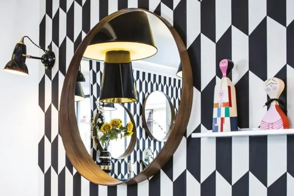 Vue du lobby de l’hôtel Augustin 3 étoiles à Paris, où des couleurs élégantes se marient parfaitement à une atmosphère raffinée