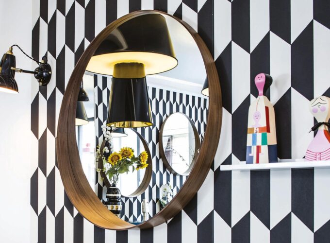 Vue du lobby de l’hôtel Augustin 3 étoiles à Paris, où des couleurs élégantes se marient parfaitement à une atmosphère raffinée