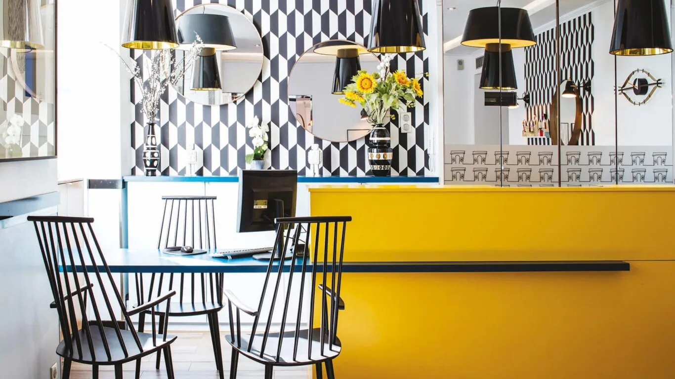 L’atmosphère de la réception de l’hôtel Augustin se caractérise par un accueil chaleureux et attentif