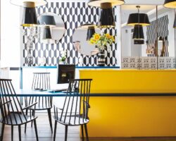 L’atmosphère de la réception de l’hôtel Augustin se caractérise par un accueil chaleureux et attentif