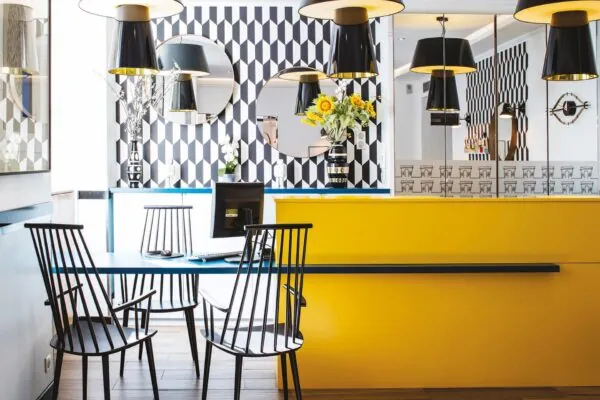 L’atmosphère de la réception de l’hôtel Augustin se caractérise par un accueil chaleureux et attentif