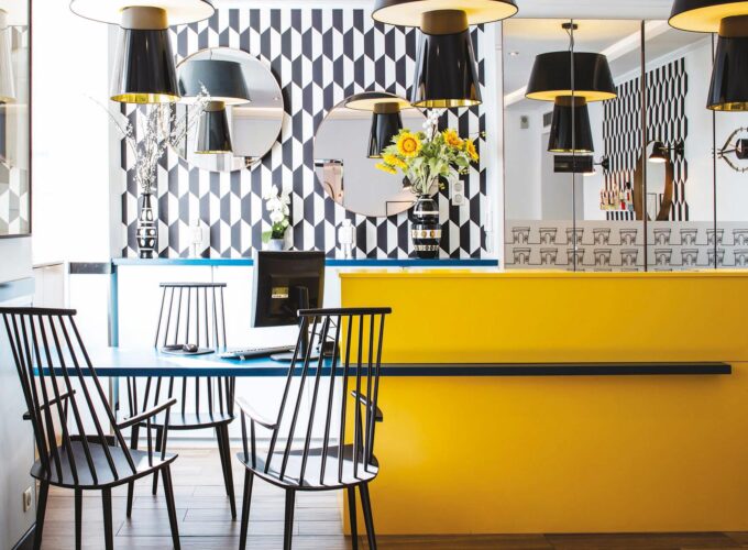 L’atmosphère de la réception de l’hôtel Augustin se caractérise par un accueil chaleureux et attentif