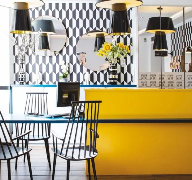 L’atmosphère de la réception de l’Hôtel Augustin se caractérise par un accueil chaleureux et attentionné