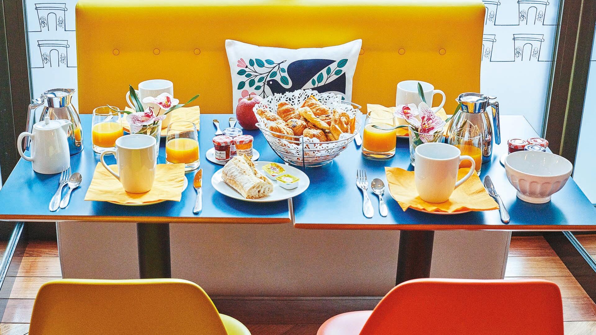 Vue de la salle de petit-déjeuner de l’hôtel 3 étoiles Augustin à Paris