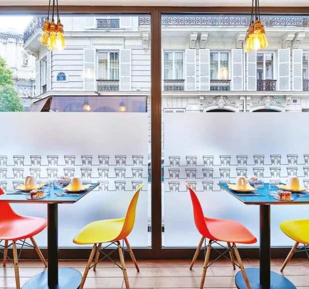 巴黎 Augustin 酒店早餐厅 – 提供丰富的自助餐，氛围温馨，并点缀明亮色彩