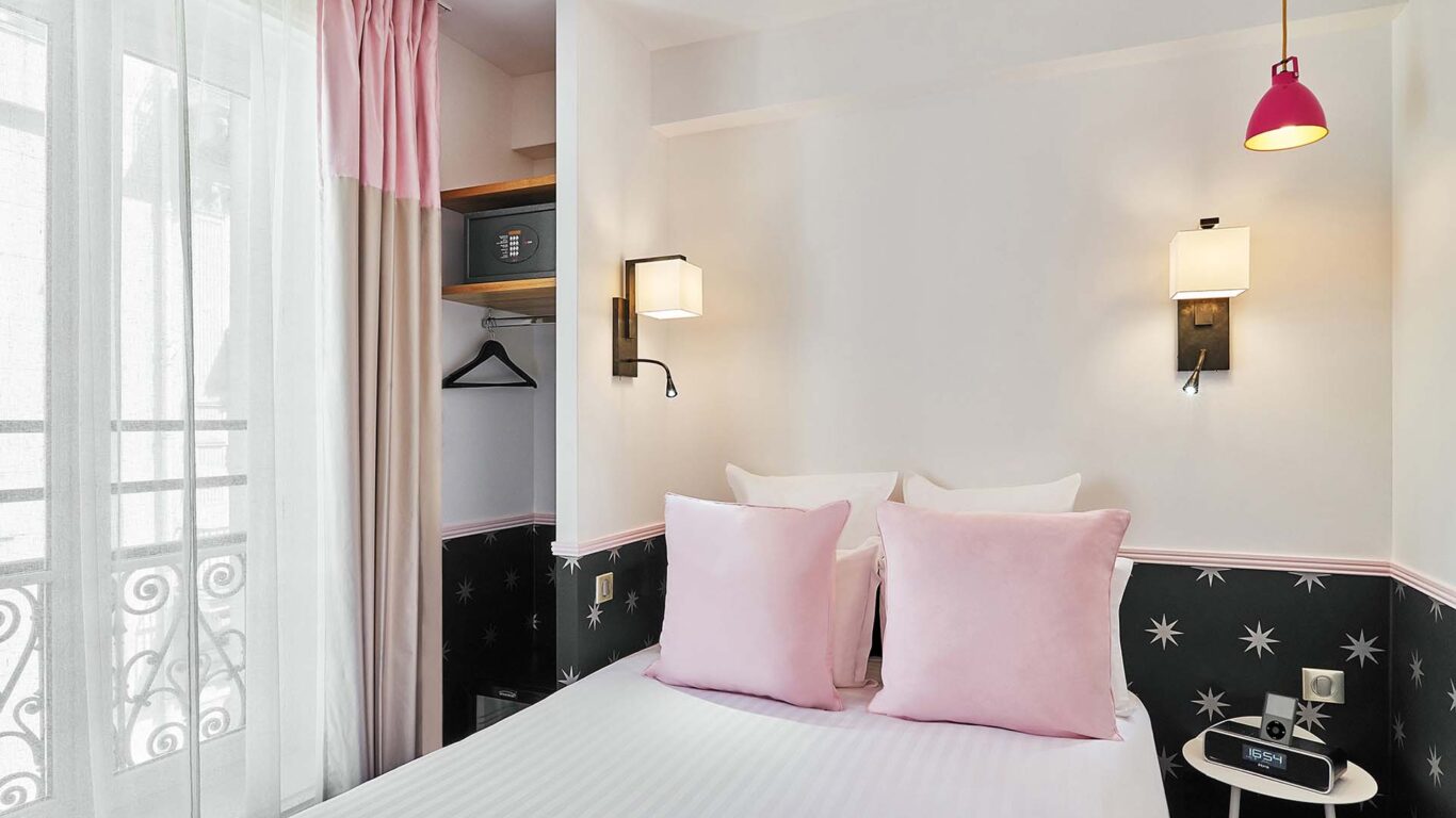 Chambre Standard parfaite pour une ou deux personnes, offrant confort et tranquillité pour un séjour relaxant et intime