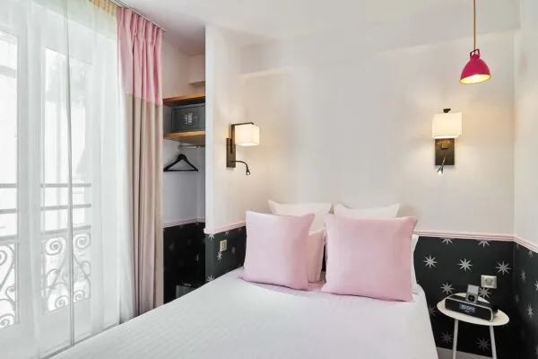 Chambre Standard parfaite pour une ou deux personnes, offrant confort et tranquillité pour un séjour relaxant et intime