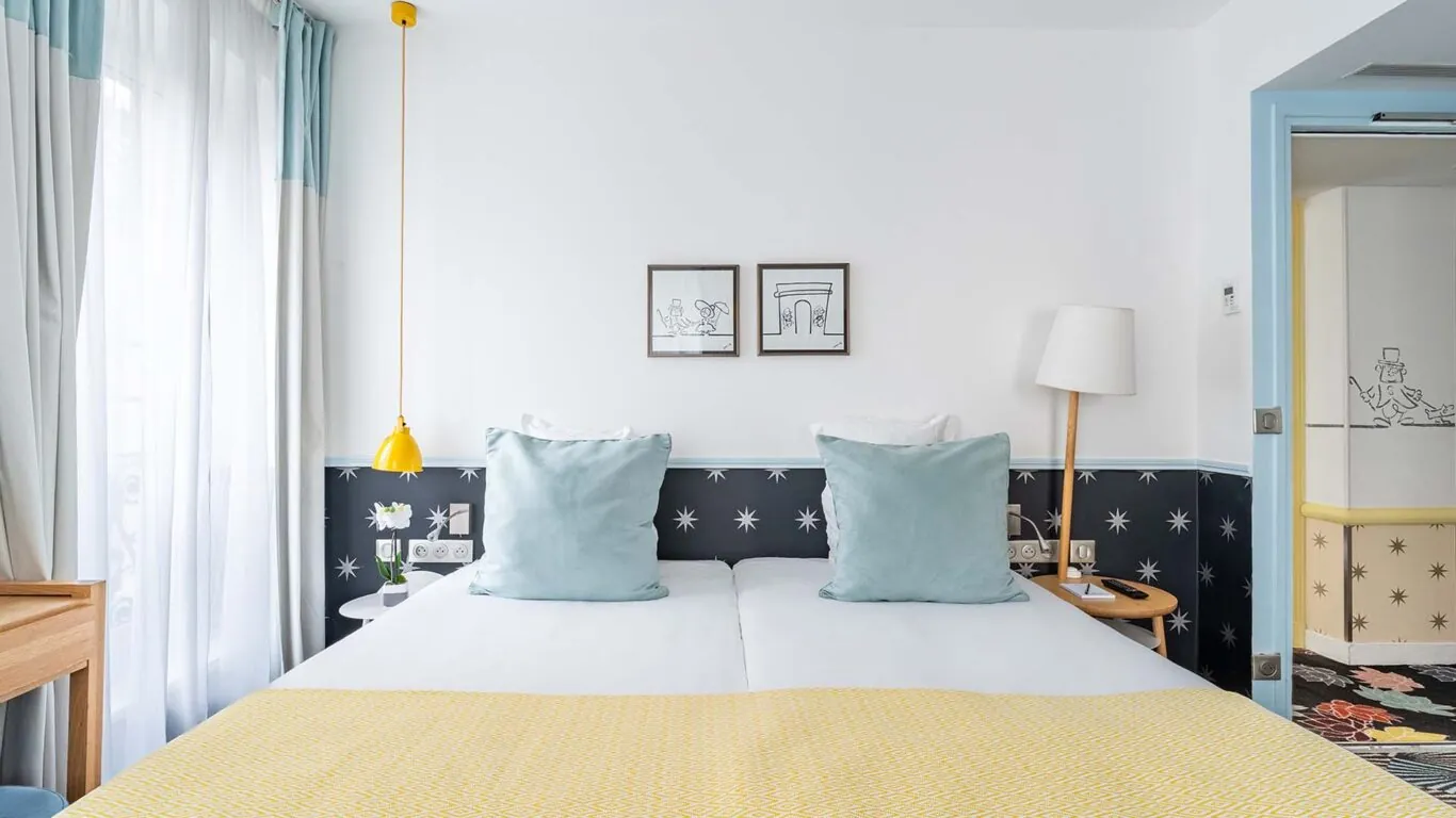 Confortable et spacieuse, la Chambre Familiale est idéale pour profiter de Paris ensemble dans un cadre chaleureux et reposant