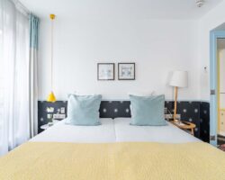 Confortable et spacieuse, la Chambre Familiale est idéale pour profiter de Paris ensemble dans un cadre chaleureux et reposant