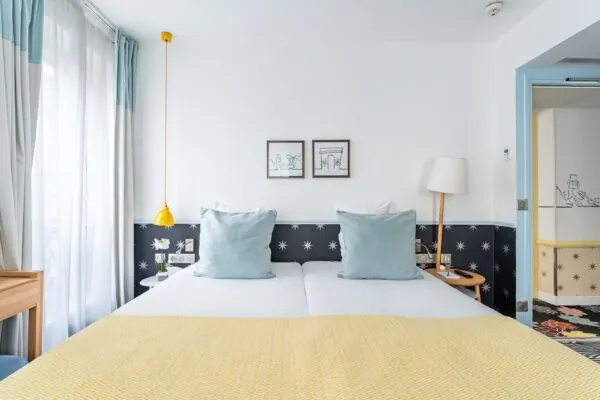 Confortable et spacieuse, la Chambre Familiale est idéale pour profiter de Paris ensemble dans un cadre chaleureux et reposant