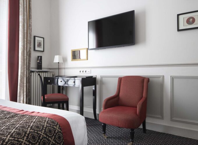Chambre Double room with a large flat screen tv on the wall at the Hotel Bradford Elysees
