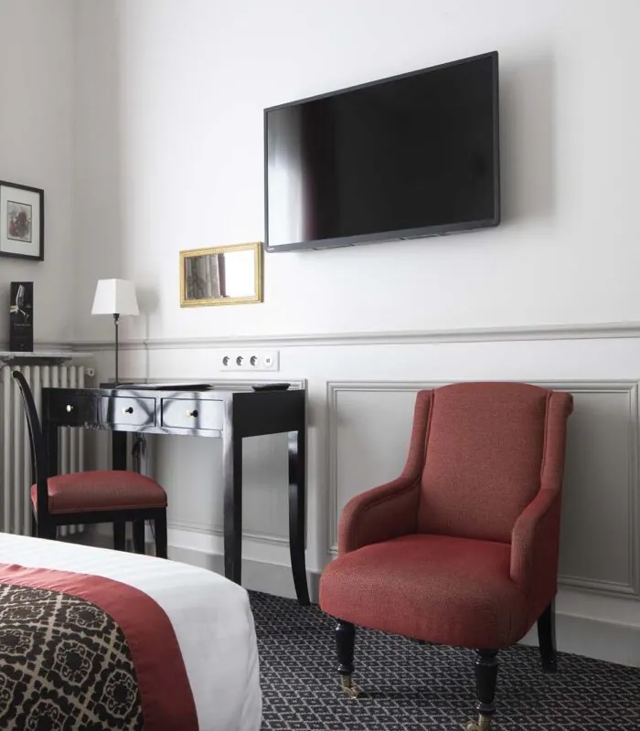 Chambre Double room with a large flat screen tv on the wall at the Hotel Bradford Elysees