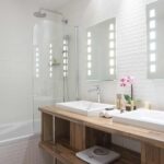 Chambre Double Privilège salle de bain avec deux lavabos et une baignoire à l’Hôtel Bradford Elysées