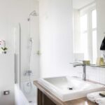 Chambre Double Privilège salle de bain avec un lavabo des toilettes et une douche à l’Hôtel Bradford Elysées