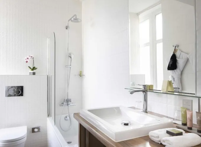 Chambre Double Privilège salle de bain avec un lavabo des toilettes et une douche à l’Hôtel Bradford Elysées
