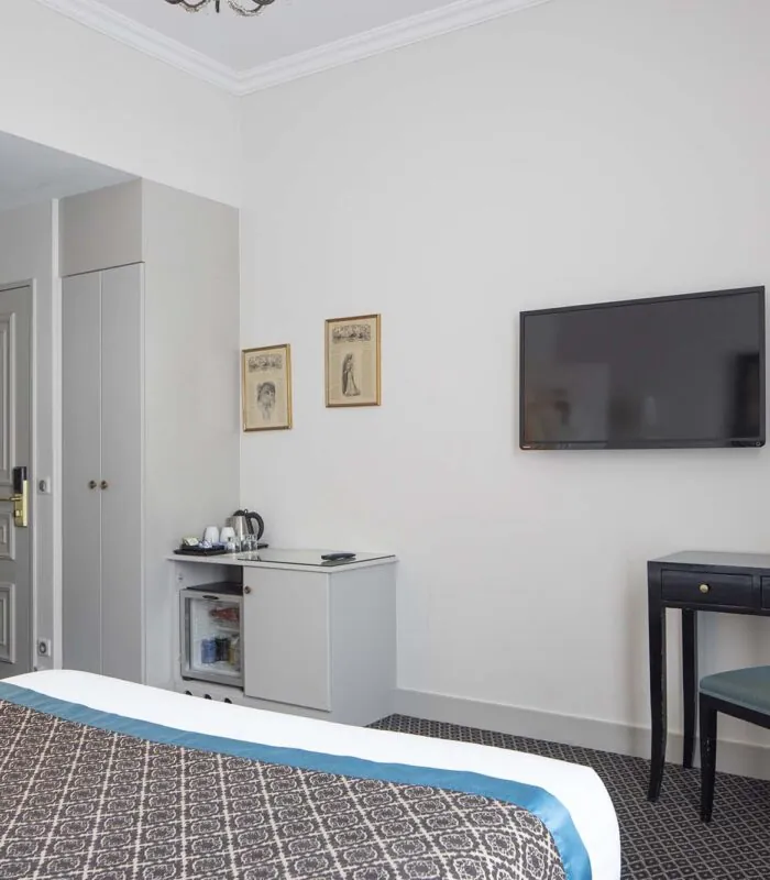 Chambre Double Supérieure avec une télévision à écran plat fixée au mur à l’Hôtel Bradford Elysées