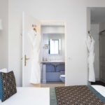 Chambre Double Supérieure avec un lit et une salle de bain à l’Hôtel Bradford Elysées