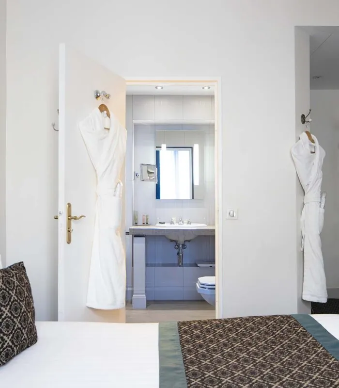 Chambre Double Supérieure avec un lit et une salle de bain à l’Hôtel Bradford Elysées