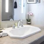 Salle de bain de la Chambre Familiale Supérieure avec un lavabo à l’Hôtel Bradford Élysées