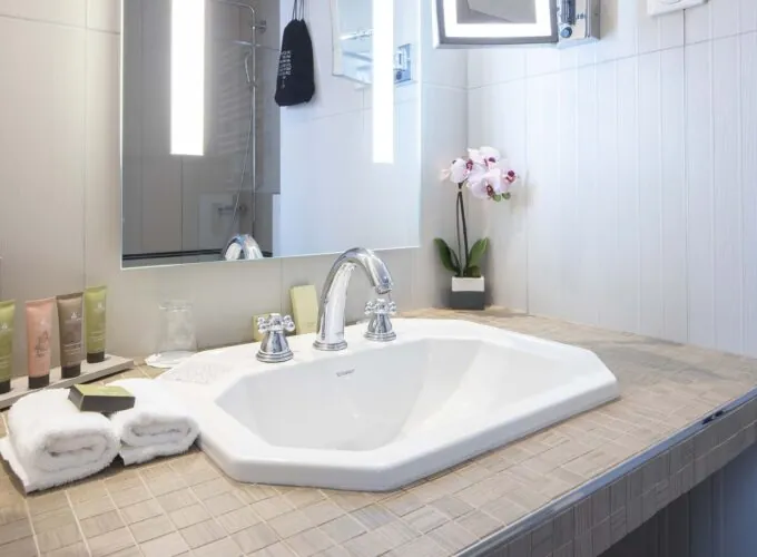 Salle de bain de la Chambre Familiale Supérieure avec un lavabo à l’Hôtel Bradford Élysées