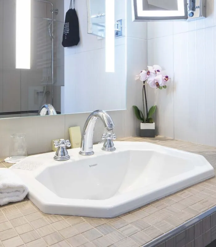 Salle de bain de la Chambre Familiale Supérieure avec un lavabo à l’Hôtel Bradford Élysées