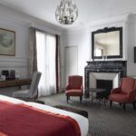 Chambre Privilège Balcon avec une cheminée et un bureau à l’Hôtel Bradford Elysées