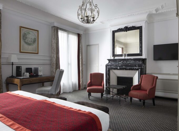 Chambre Privilège Balcon avec une cheminée et un bureau à l’Hôtel Bradford Elysées