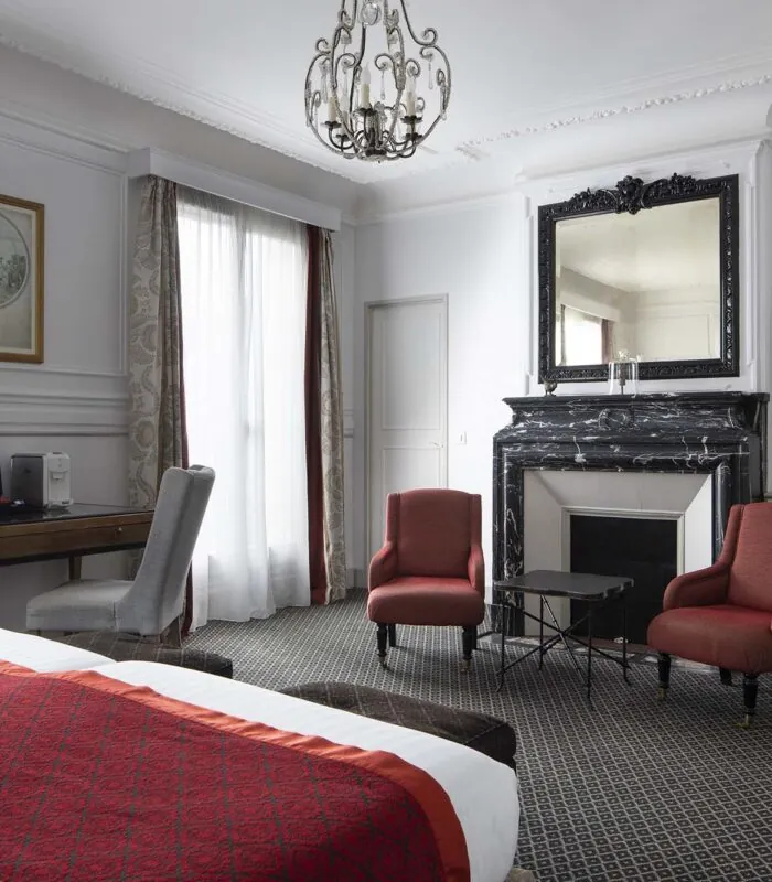 Chambre Privilège Balcon avec une cheminée et un bureau à l’Hôtel Bradford Elysées