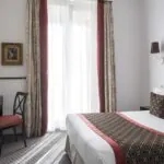 Chambre Single avec un lit et un bureau à l’hôtel Bradford Elysées