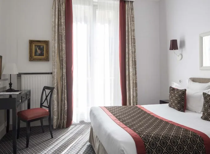 Chambre Single avec un lit et un bureau à l’hôtel Bradford Elysées
