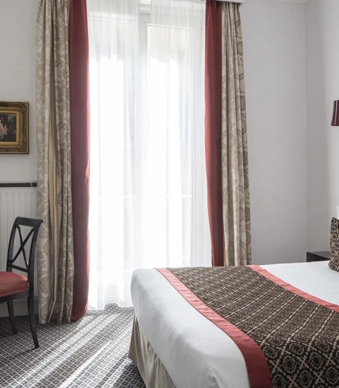 Chambre Single avec un lit et un bureau à l’hôtel Bradford Elysées
