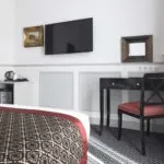 Chambre Single avec un bureau et une télévision à écran plat à l’hôtel Bradford Elysées