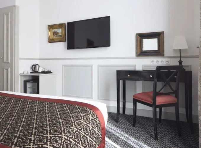 Chambre Single avec un bureau et une télévision à écran plat à l’hôtel Bradford Elysées