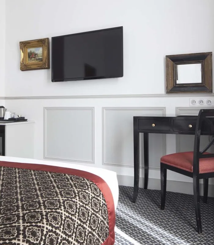 Chambre Single avec un bureau et une télévision à écran plat à l’hôtel Bradford Elysées