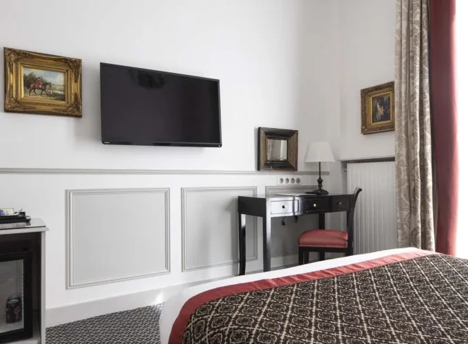 Chambre Single avec une grande télévision à écran plat fixée au mur à l’hôtel Bradford Elysées