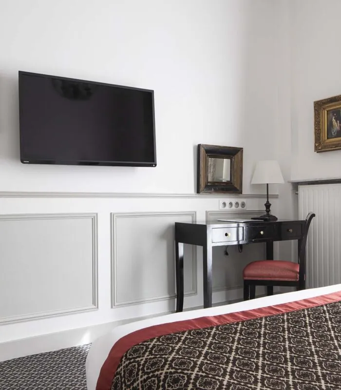 Chambre Single avec une grande télévision à écran plat fixée au mur à l’hôtel Bradford Elysées