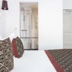 Chambre Single donnant sur une salle de bain à l’hôtel Bradford