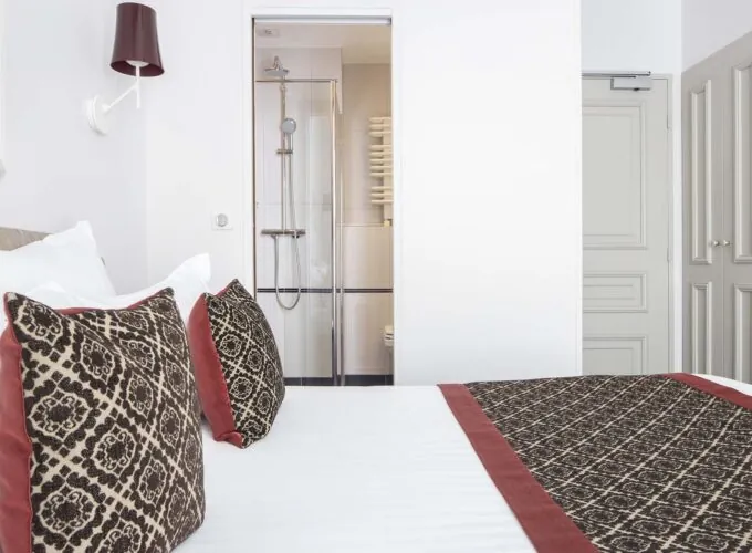 Chambre Single donnant sur une salle de bain à l’hôtel Bradford