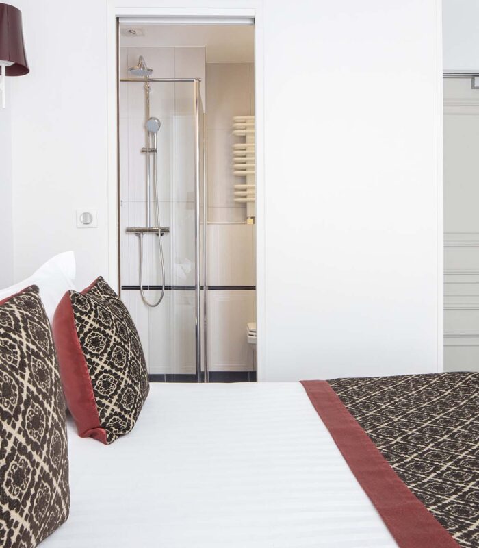 Chambre Single donnant sur une salle de bain à l’hôtel Bradford