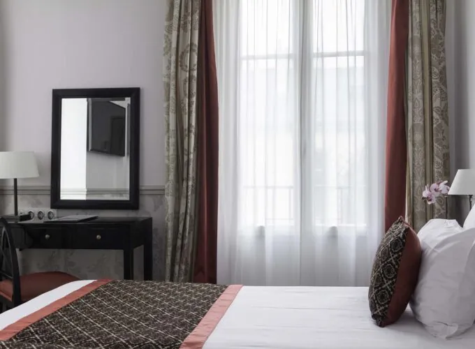Chambre Twin avec un lit, un bureau et un miroir à l’Hôtel Bradford Élysées