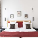 Chambre Twin Supérieure avec un lit et trois tableaux au mur à l’Hôtel Bradford Élysées