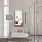 Salle de bain Twin Supérieure avec un lavabo, un miroir et une douche à l’Hôtel Bradford Élysées