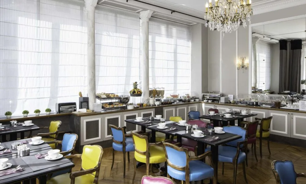 Commencez votre journée avec un délicieux petit déjeuner buffet Vous pouvez également savourer des boissons chaudes et froides des yaourts des fruits secs et frais des céréales etc