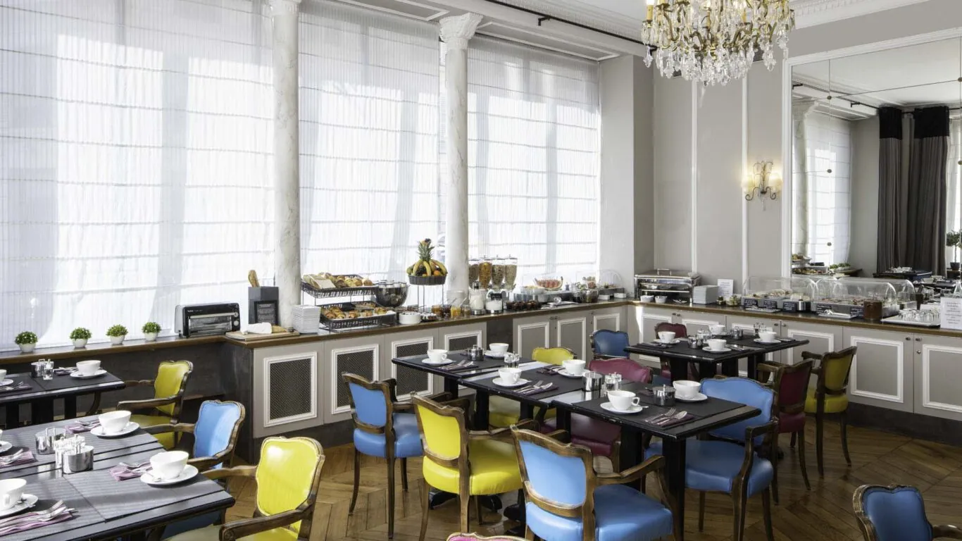 Commencez votre journée avec un délicieux petit déjeuner buffet Vous pouvez également savourer des boissons chaudes et froides des yaourts des fruits secs et frais des céréales etc