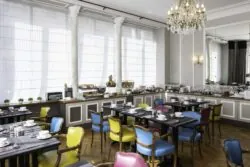 Commencez votre journée avec un délicieux petit déjeuner buffet Vous pouvez également savourer des boissons chaudes et froides des yaourts des fruits secs et frais des céréales etc