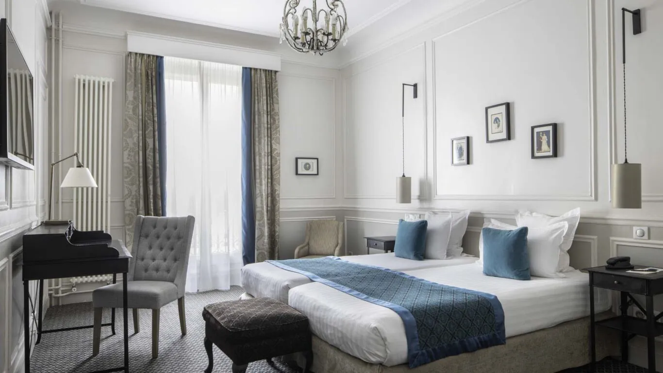 La Chambre Familiale Supérieure la plus spacieuse à l’Hôtel Bradford Elysées idéale pour accueillir toute la famille lors d’un séjour à Paris