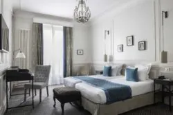 La Chambre Familiale Supérieure la plus spacieuse à l’Hôtel Bradford Elysées idéale pour accueillir toute la famille lors d’un séjour à Paris