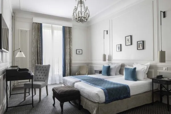 La Chambre Familiale Supérieure la plus spacieuse à l’Hôtel Bradford Elysées idéale pour accueillir toute la famille lors d’un séjour à Paris