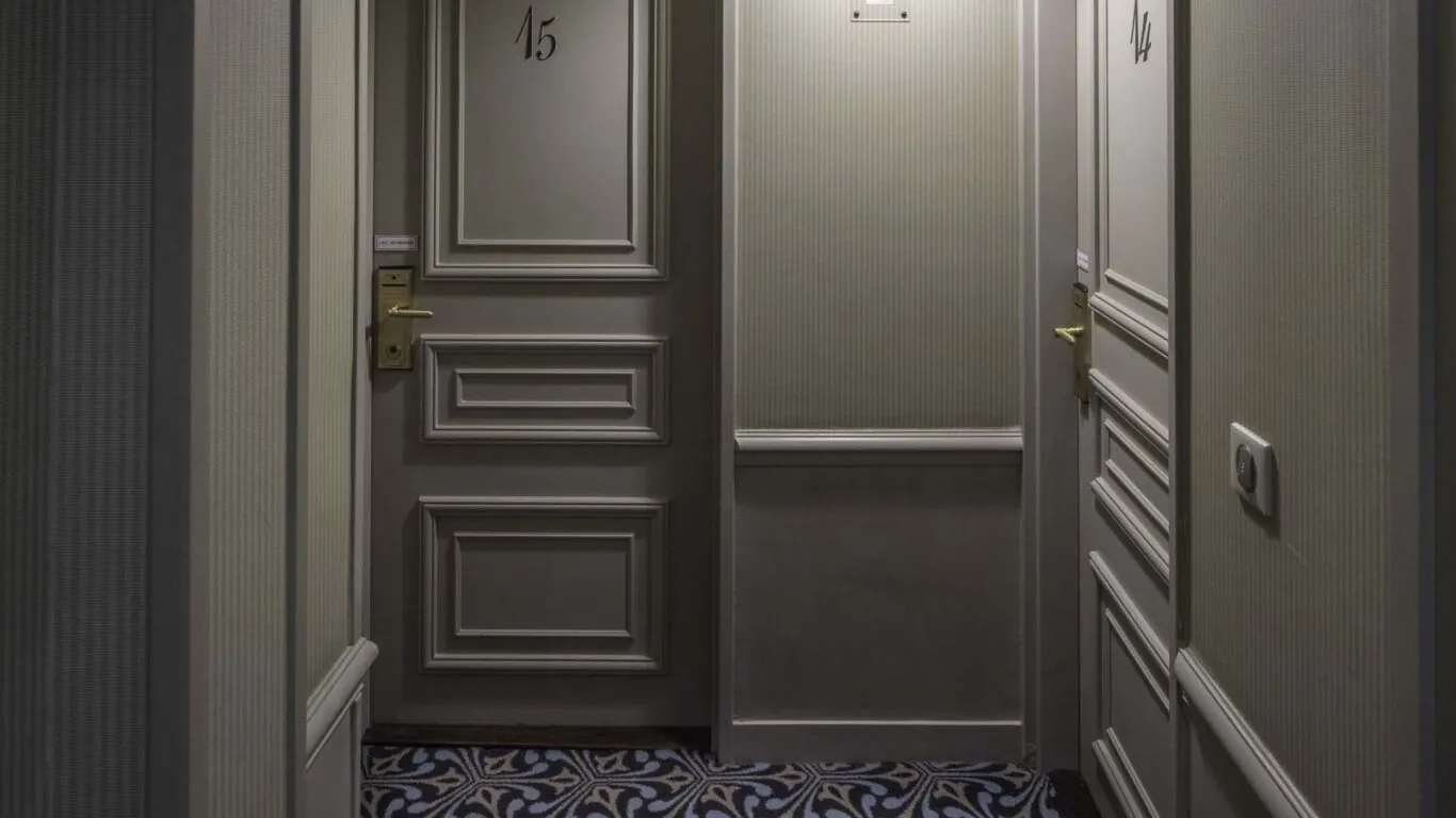 Vue des couloirs de l’Hôtel Bradford Elysées